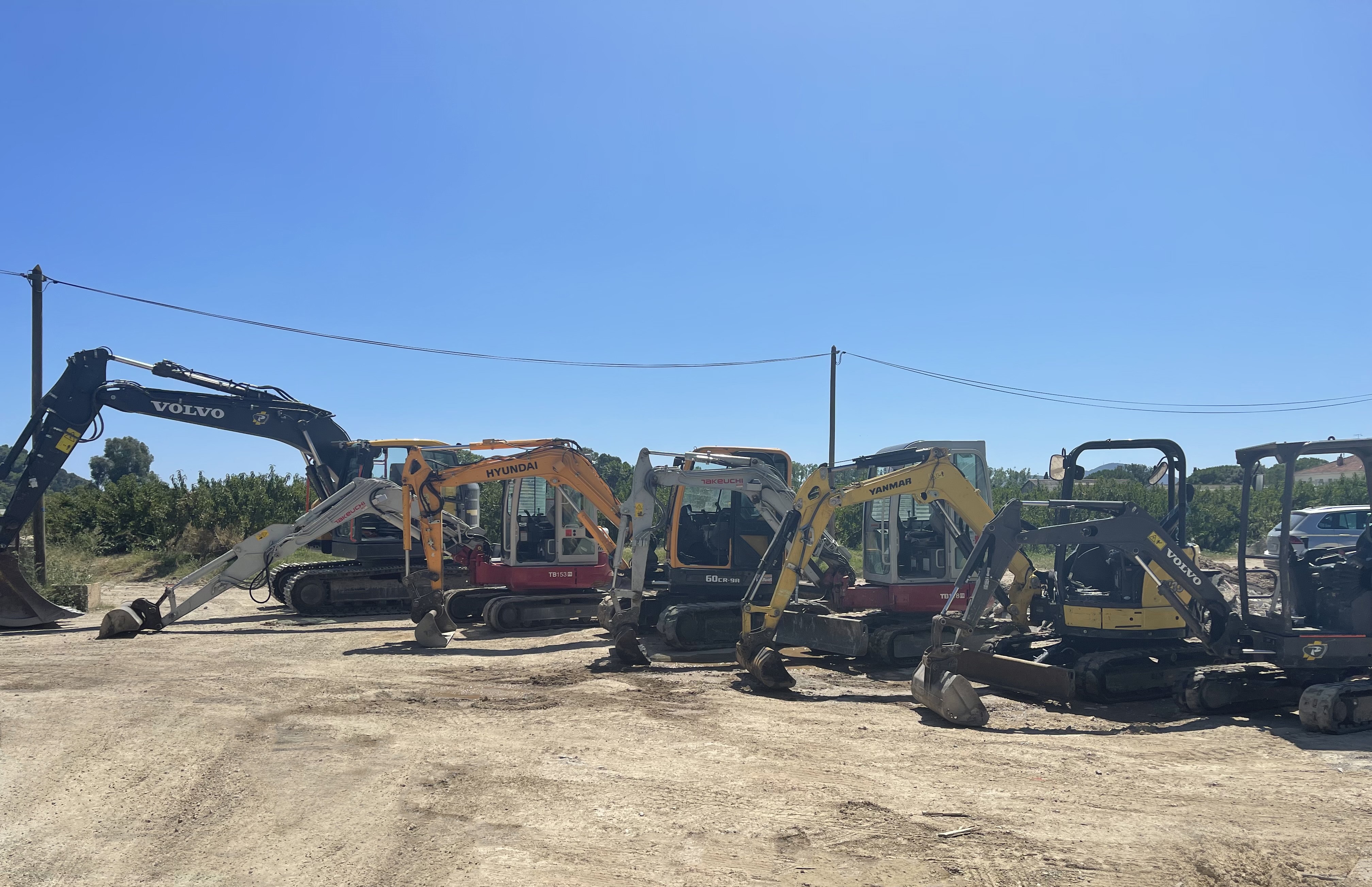 nos tractopelles en train de terrasser