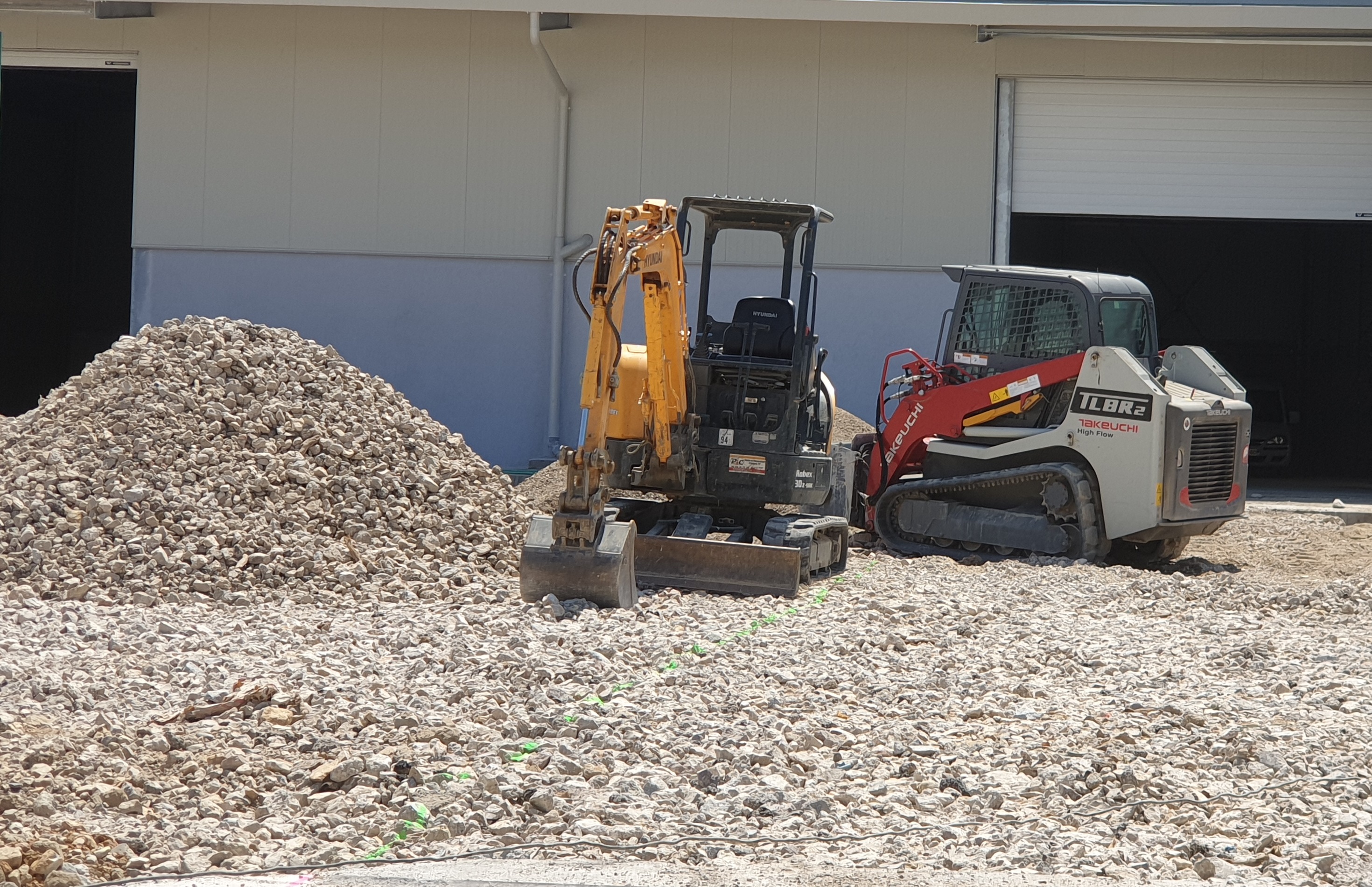 nos tractopelles en train de terrasser