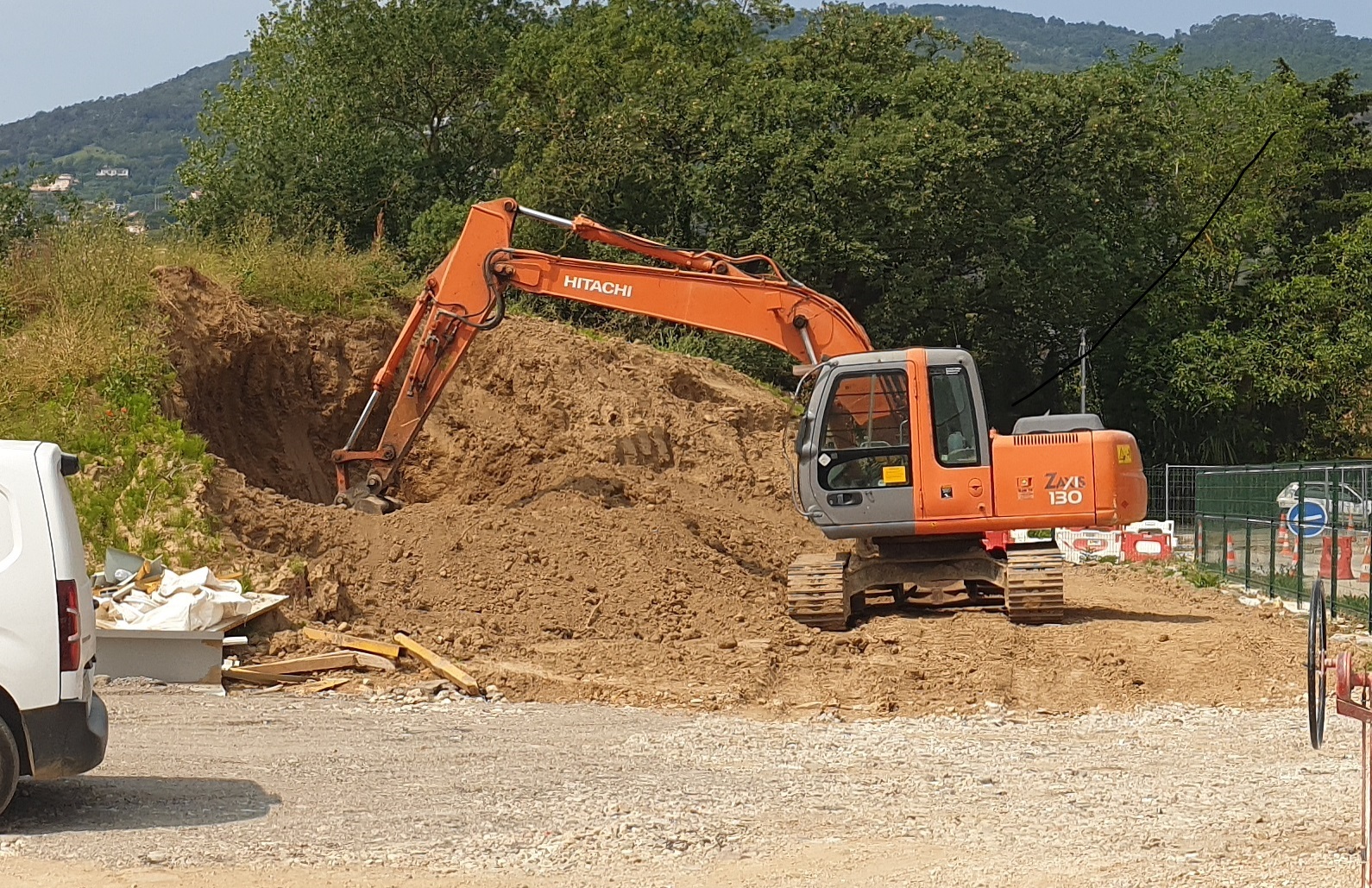 nos tractopelles en train de terrasser