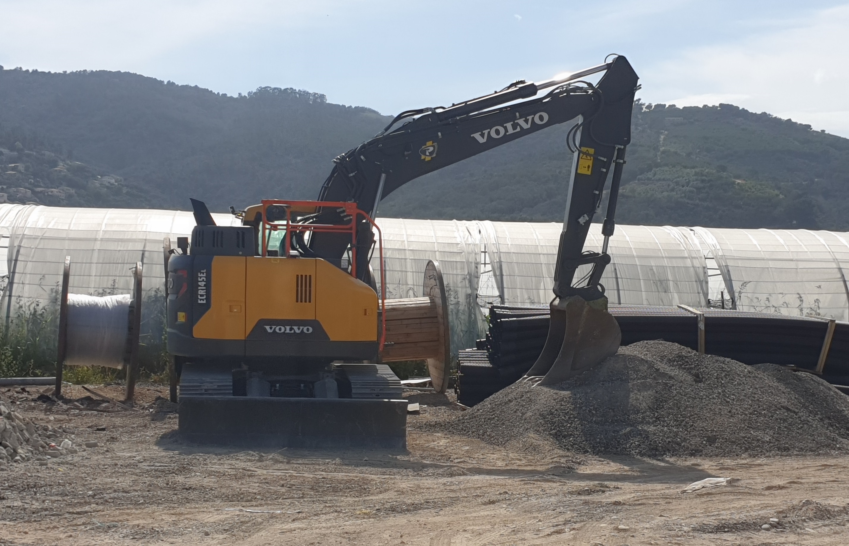 nos tractopelles en train de terrasser