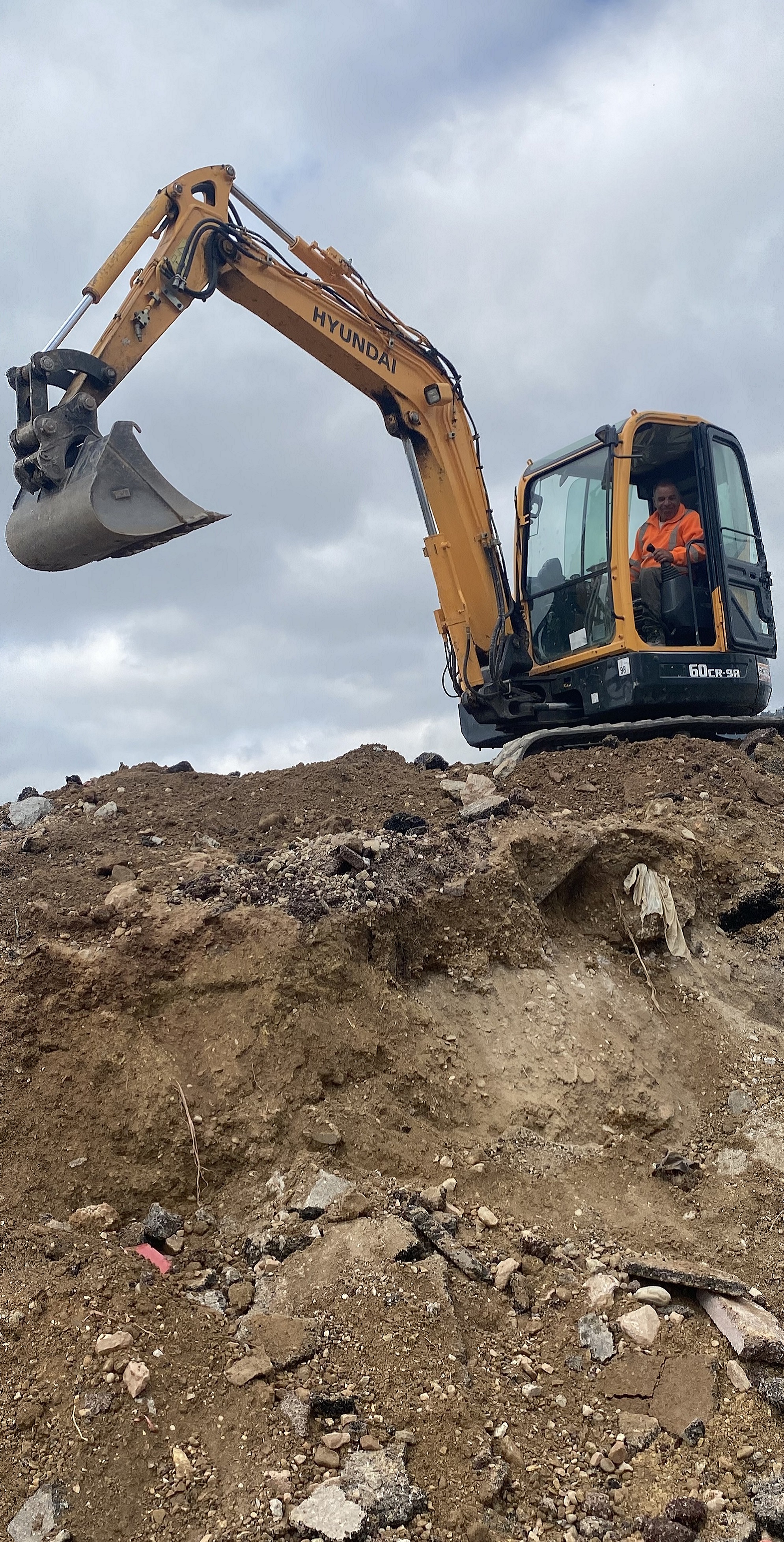 tractopelle en train de terrasser